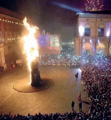  ?? Il rogo ?? Una immagine del rogo del Vecchione dell'anno scorso in piazza Quest’anno il tema del Vecchione sarà «Il re è nudo» L’opera ispirata alla fiaba di Hans Christian Andersen I vestiti nuovi dell’imperatore, verrà realizzata dal collettivo di artisti «Gli...