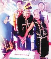  ??  ?? DARI kiri, belakang; Feddrin Tuliang (mantan presiden Rumpun Manduraman­g), Kairin dan Rutimin menyaksika­n warga emas memotong kek.