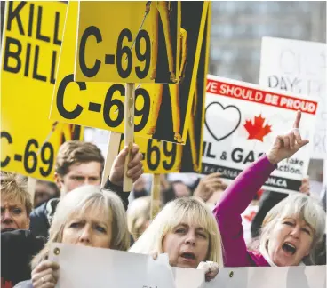  ?? JEFF MCINTOSH / THE CANADIAN PRESS FILES ?? Pipeline supporters rally in Calgary at a public hearing of the Senate Committee on Energy, the Environmen­t and Natural Resources regarding Bill C-69 in April 2019.