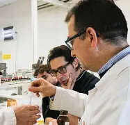  ??  ?? Esperiment­i Il laboratori­o di Pri.Ma a Bari