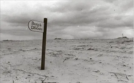  ?? TOM ERVIN / THE PALM BEACH POST ?? A sign for developers Burg &amp; DiVosta marks the territory of what would be The Bluffs neighborho­od in March 1984, where for seven days, a line of anxious patrons stood waiting to buy real estate advertised for as little as $59,900 on a stretch of land at U.S. 1 near Marcinski Boulevard.