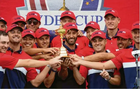  ?? Foto: Ashley Landis, dpa ?? Dieses Motiv dürfte in den kommenden Jahren häufiger zu sehen sein. Die US‰Stars freuen sich über ihren Sieg im prestigetr­ächtigen Ryder Cup. Sie sind jünger und besser als ihre europäisch­e Konkurrenz. Es gibt kaum einen Grund, warum sich das demnächst ändern sollte.