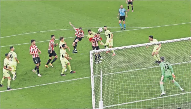  ??  ?? Íñigo Martínez, en el momento de marcar el 2-1 en el encuentro ante el Atlético disputado el domingo en San Mamés.