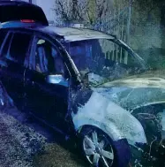  ??  ?? L’auto bruciata da cui avrebbe avuto origine la fuga dei due giovani che ha portato all’incidente sui binari (foto vigili del fuoco)
