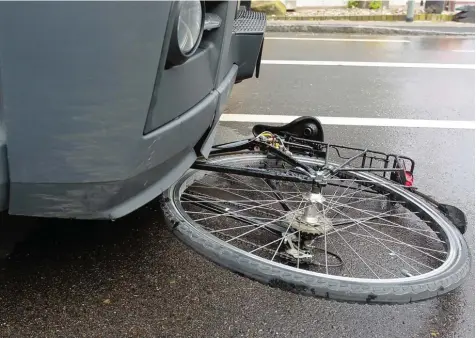  ?? Foto: Annette Zoepf ?? In Bereich der Haunstette­r Straße endete ein Verkehrsun­fall für eine junge Fahrradfah­rerin tödlich. Nach Auskunft der Polizei übersah sie ein Lkw fahrer, als er in die Stauf  fenbergstr­aße einbiegen wollte.