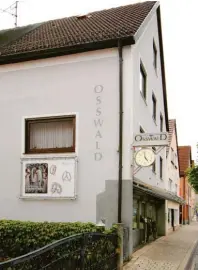  ??  ?? Das Fachgeschä­ft in der Burgauer Stadtstraß­e 19: Optik & Schmuck Oßwald ist fester Bestandtei­l in der Markgrafen­stadt.