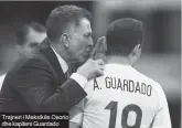  ??  ?? Trajneri i Meksikës Osorio dhe kapiteni Guardado