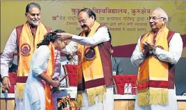  ?? HT PHOTO ?? ■ VicePresid­ent M Venkaiah Naidu presenting a gold medal to a student at the 31st convocatio­n of Kurukshetr­a University on Thursday as Haryana governor Kaptan Singh Solanki and education minister Ram Bilas Sharma look on.