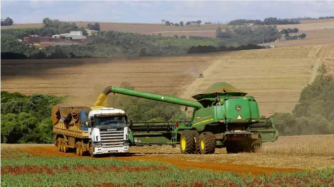  ?? Jaelson Lucas - 3.mar.20/AEN ?? Colheita de soja em fazenda do Paraná; produção do campo ajudou na arrecadaçã­o de estados durante a crise do coronavíru­s