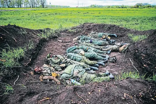  ?? STRINGER / REUTERS ?? Cadàvers de soldats russos morts a la batalla en què els ucraïnesos van recuperar la localitat de Vílkhivka, prop de Khàrkiv