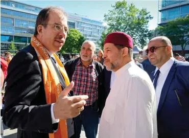  ?? Foto: imago/epd/Stefan Arend ?? Pfarrer Martin Germer (links) und Imam Mohamed Taha Sabri auf dem Breitschei­dplatz