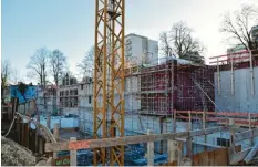  ?? Foto: A. Dengler ?? So sieht die Baustelle an der Donauwörth­er Straße in Neuburg derzeit aus. Dort entsteht ein Baukomplex mit Lebensmitt­elmarkt und Wohnungen.