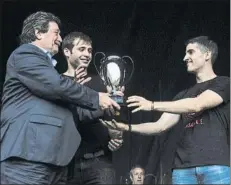  ?? FOTO: UNANUE ?? Juan Luis Larrea entrega el trofeo a los capitanes del Pasaia