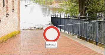  ?? Archivbild: Bissinger ?? Wenn Wörnitz oder Donau mal wieder über die Ufer treten, sind jene Warnschild­er in der Region keine Seltenheit. Speziell an der Donau setzt das Donauwörth­er Wasserwirt­schaftsamt das Programm „2020 plus“um.
