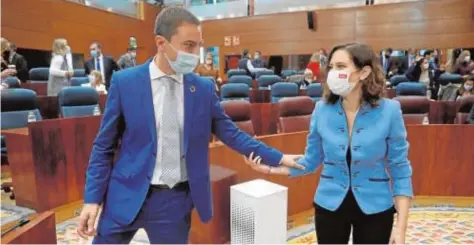  ?? // EFE ?? Isabel Díaz Ayuso saluda al nuevo portavoz socialista en la Asamblea de Madrid, Juan Lobato