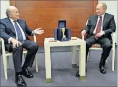  ??  ?? FIRMA. Putin con Joseph Blatter, el expresiden­te de la FIFA.