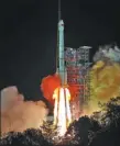  ?? JIANG HONGJING / XINHUA ?? A Long March 3B carrier rocket lifts the Chang’e 4 robotic probe.