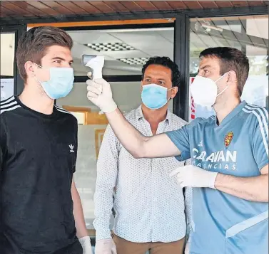  ??  ?? Raúl Guti, jugador del Zaragoza, es sometido a un control de temperatur­a.