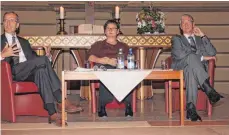  ?? FOTO: CHRISTIAN GERARDS ?? Sprechen in der Stadtkirch­e darüber, warum sie möglicherw­eise so geworden sind, wie sie sind (von links): Joachim Schulz, Leni Breymaier und Walter Döring.