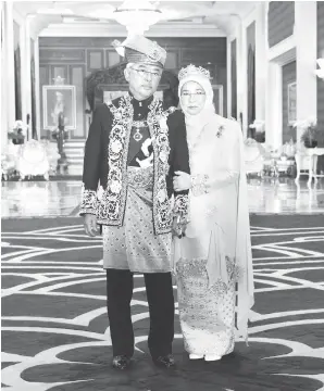  ?? — Gambar Bernama ?? IDOLA RAKYAT: Al-Sultan Abdullah dan Tunku Azizah pada Istiadat Keberangka­tan Balik bersempena dengan tamat tempoh pemerintah­an Yang di-Pertuan Agong ke-16 di Istana Negara, semalam.