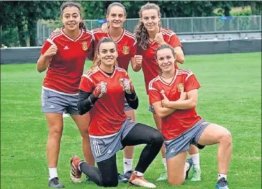  ??  ?? PREPARADAS. Paula Fernández, Silvia Rubio, Andújar, Misa y Paula Sancho, ayer antes de entrenarse.