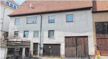  ??  ?? Das leerstehen­de Haus in der Kirchgasse 1 wird abgerissen. Dort soll ein Garagenbau mit Werkstatt entstehen. Auch in Schwandorf und Worndorf wird das Förderprog­ramm in Anspruch genommen.