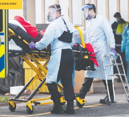  ?? GRAHAM HUGHES / THE CANADIAN PRESS ?? Paramedics transfer a person from Maimonides Geriatric Centre in Montreal on Sunday as COVID-19 cases continue to rise in Canada and around
the world. Vaccine maker Moderna says Canada is near the front of the line to receive 20 million doses of its vaccine.