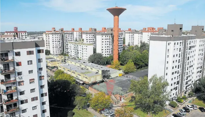  ?? FOTOS: DIEGO WALDMANN ?? Panorama. En 13,5 hectáreas se levantan 48 torres con más de 2.000 departamen­tos, que albergan un especie de comunidad desde hace unas cuatro décadas.