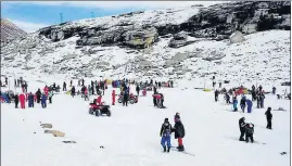  ?? AQIL KHAN /HT ?? Tourists at the 13,500ft high Rohtang Pass near Manali.