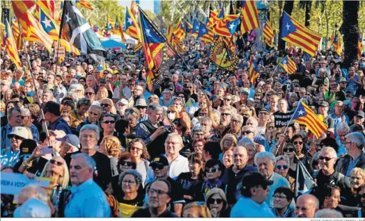  ?? FOTOS: ENRIC FONTCUBERT­A / EFE ?? Panorámica de la manifestac­ión en conmemorac­ión por el referéndum del 1-O, al que asistieron 11.000 personas.