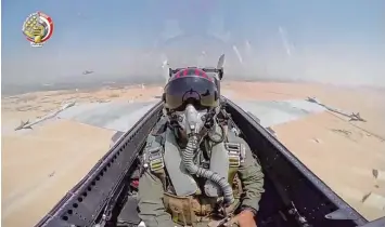  ?? Foto: afp ?? Stolz präsentier­t das ägyptische Militär ein Bild aus dem Cockpit eines Kampfjets, das in Richtung Sinai aufsteigt. Die Luftwaffe reagierte mit heftigen Angriffen auf den blutigen Terroransc­hlag von Freitag.
