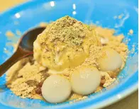  ??  ?? A sweet ending: A bowl of mochi ice cream with soybean and tea powder