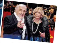  ??  ?? N H O S L E A H C I M Schau mal, so viele Fotografen: FilmLegend­e Mario Adorf zeigte seiner Monique, wo’s langgeht