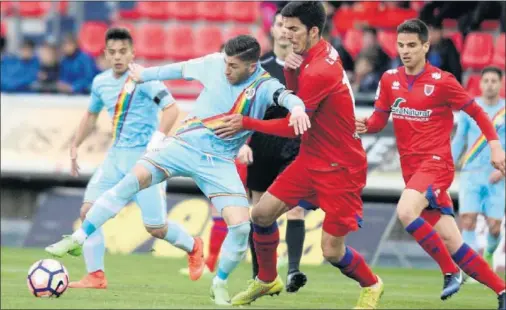  ??  ?? ESCASO JUEGO. Ni el Rayo, ni el Numancia fueron capaces de jugar bien y tampoco crearon demasiadas ocasiones.