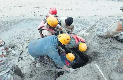  ?? AFP ?? Segundos antes de que los rescatista­s lograran salvar a un hombre de entre los escombros.