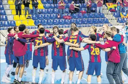  ?? MANÉ ESPINOSA ?? Los blaugrana celebran la consecució­n de la Liga Asobal en la pista del Palau frente a la afición