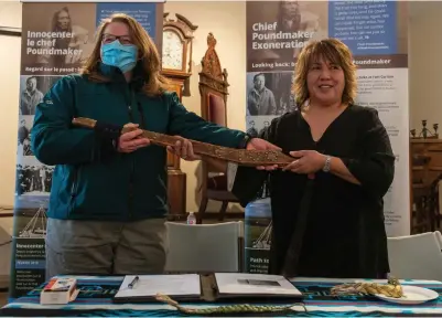  ?? HEYWOOD YU THE CANADIAN PRESS ?? Parks Canada representa­tive Genevieve Jones, left, symbolical­ly hands over the staff to Pauline Poundmaker, great-greatgrand­daughter of Chief Poundmaker, right.