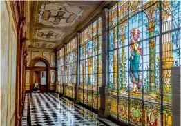  ??  ?? Les vitraux du couloir du château de Chapultepe­c à Mexico, résidence de Maximilien 1er.
