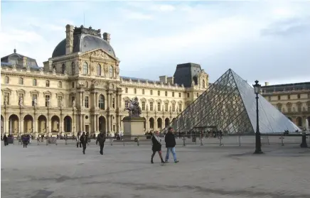  ?? AFP ?? Vista exterior do Museu do Louvre onde o artista Armando Scoott participou numa mostra com a obra de pintura “A Evolução da Mulher Angolana”