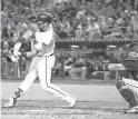  ?? CHERYL EVANS/THE REPUBLIC ?? The Diamondbac­ks’ David Peralta hits against the Atlanta Braves at Chase Field on Friday night.