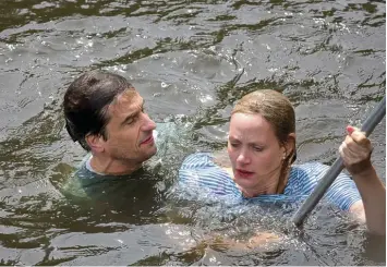  ?? Foto: ARD Degeto ?? Frau Busche schwimmt sich frei: Im wörtlichen wie im übertragen­en Sinne. Dabei entdeckt sie, was in ihr steckt, denn die Krisen scheinen ihr nie auszugehen.