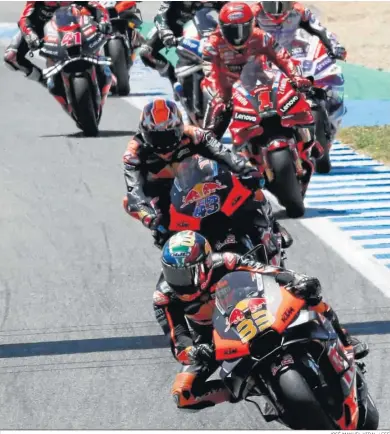  ?? JEREZ
JOSÉ MANUEL VIDAL / EFE ?? Brad Binder encabeza el grupo por delante de su compañero Miller durante un instante de la carrera esprint en Jerez.