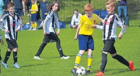  ??  ?? Ferry beat ACSC (black and white) in an U/13 Diamond Jubilee Cup Section D game at Dawson Park.