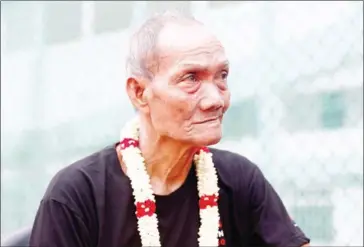  ?? SRENG MENG SRUN ?? Yi Sarun attends a tribute in his honour at the Olympic Stadium tennis courts on Thursday.