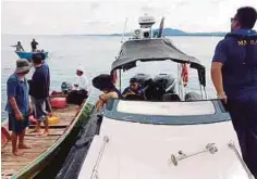  ??  ?? BOT nelayan turut membantu pasukan keselamata­n mencari mangsa seorang lelaki hilang selepas terjun dari bagang ke laut untuk menyelamat­kan perahu hanyut di perairan Tanjung Aru, Menumbok.