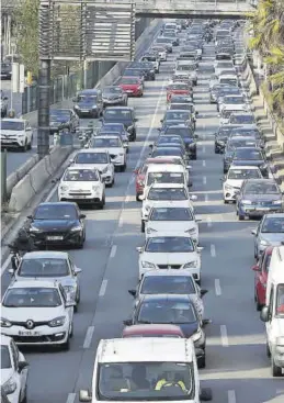  ?? ELISENDA PONS ?? Largas colas de coches un uno de los accesos a Barcelona.