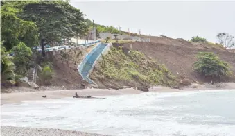  ??  ?? La pared colinda con el área de malecón del municipio La Ciénaga.