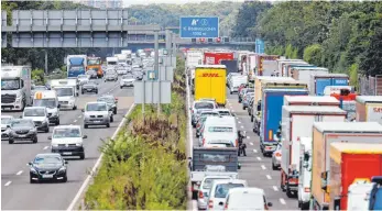  ?? FOTO: CHRISTOPH HARDT/IMAGO IMAGES ?? Stau auf der Autobahn A 555 in Fahrtricht­ung Köln: Wissenscha­ftler Fellendorf plädiert für die Einführung von Straßennut­zungsgebüh­ren.