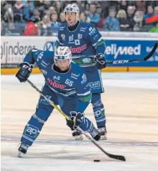  ?? FOTO: FLORIAN WOLF ?? Lubos Sekula, hier im Play-off-Spiel der Oberliga gegen Waldkraibu­rg, wechselt aus berufliche­n Gründen vom EV Lindau zum EV Ravensburg in die Eishockey-Regionalli­ga.