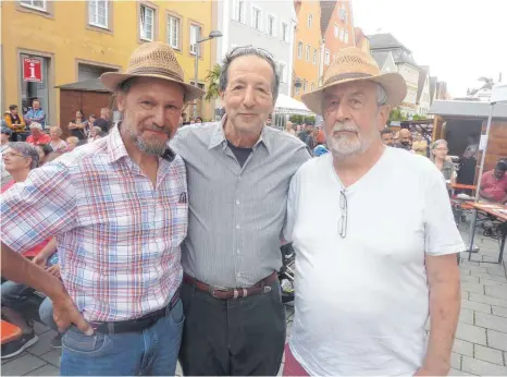  ?? FOTO: SCHNEIDER ?? Die Mitglieder des Friedensfo­rums, Josef Baumann (links) und Peter Maile stehen in Kontakt mit dem New Yorker Professor Mike Levi, dessen Großvater der Ellwanger Jude Julius Levi war. Die Levis mussten, von den Nazis schikanier­t, in den 1930er-Jahren in die USA fliehen. Levi (Mitte) besuchte im Juli 2022 das Fest „Ellwangen ist bunt – Eine Welt für alle“.